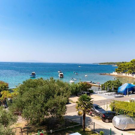 Apartman Petra S Pogledom Na More Banjol Buitenkant foto