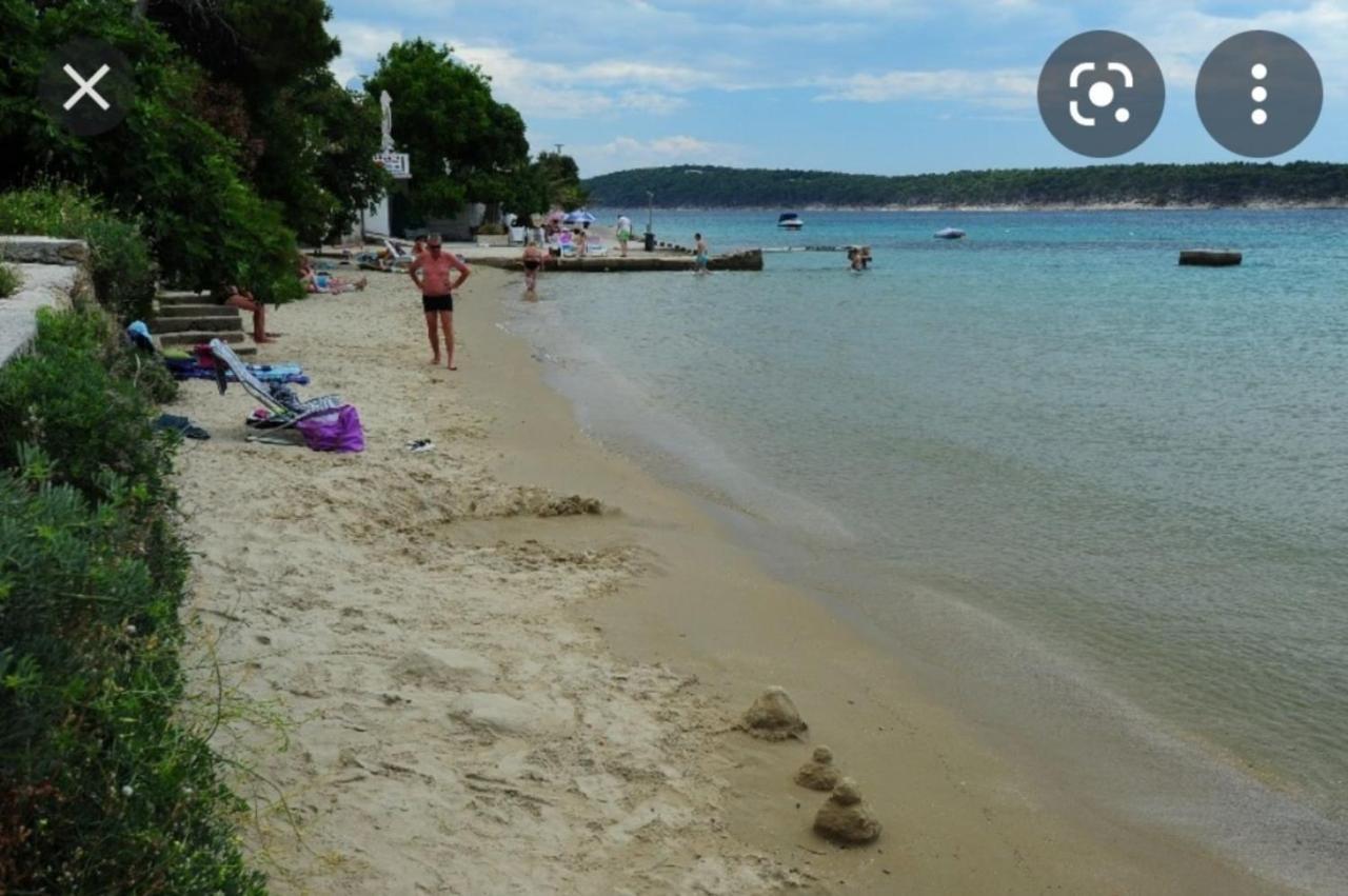 Apartman Petra S Pogledom Na More Banjol Buitenkant foto