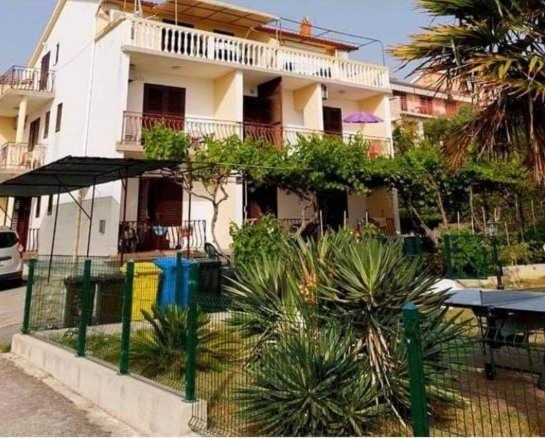 Apartman Petra S Pogledom Na More Banjol Buitenkant foto