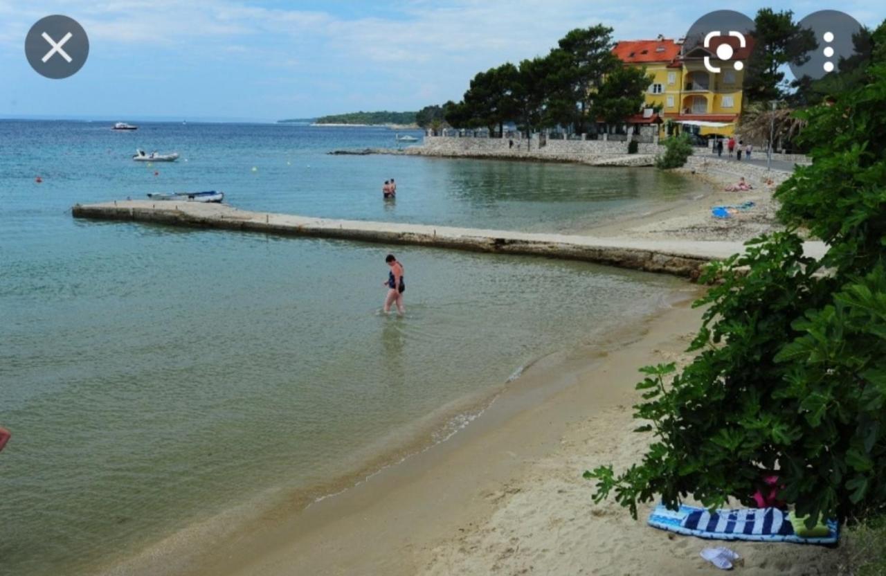 Apartman Petra S Pogledom Na More Banjol Buitenkant foto
