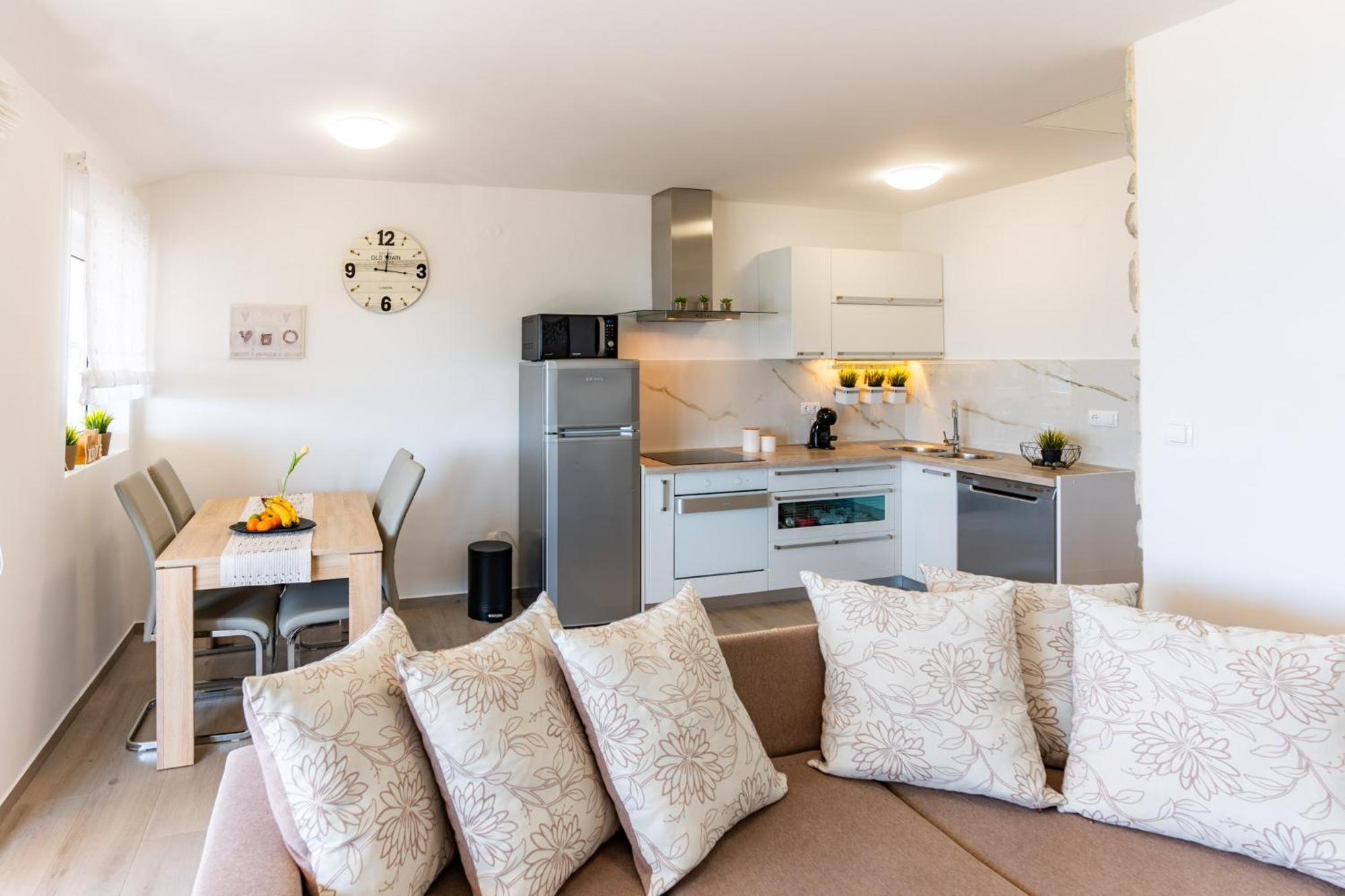 Apartman Petra S Pogledom Na More Banjol Buitenkant foto
