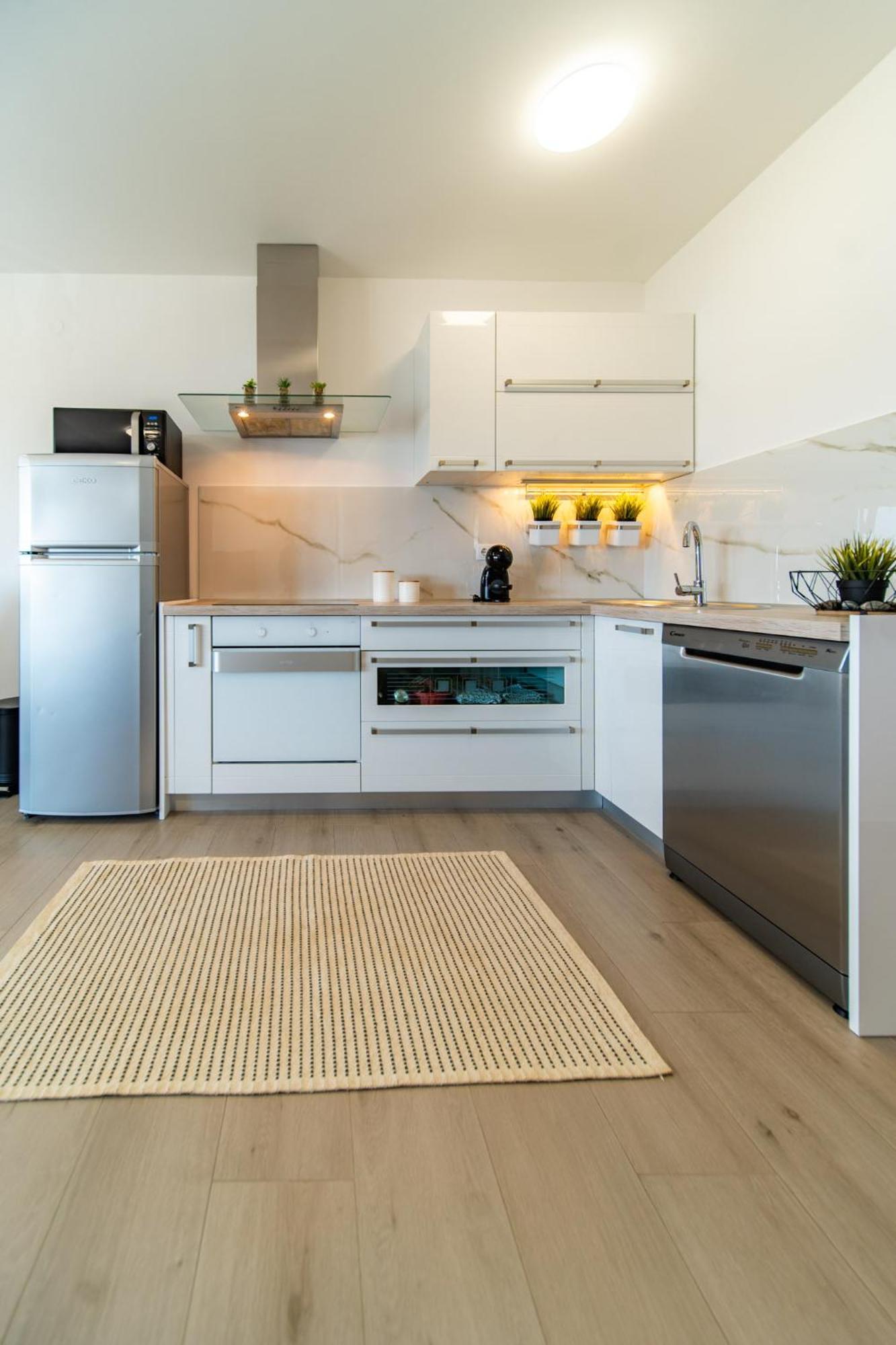 Apartman Petra S Pogledom Na More Banjol Buitenkant foto